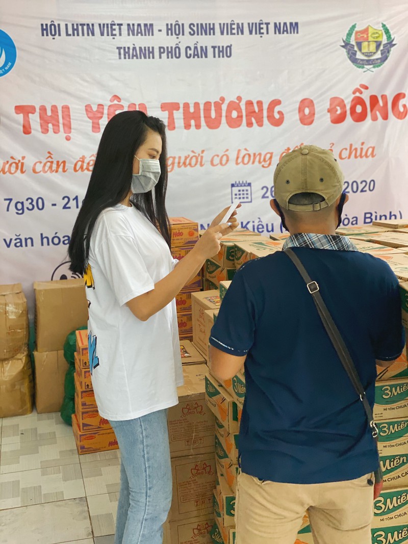 a hau kim duyen ve que tham gia "sieu thi yeu thuong 0 dong" hinh 10
