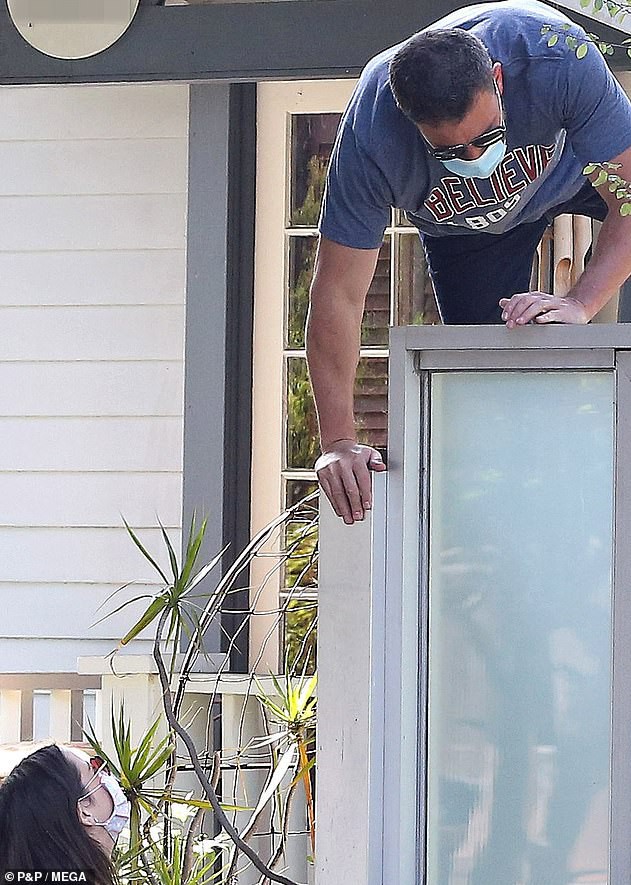 tai tu ben affleck treo tuong vao nha sau khi di dao cung tinh tre hinh 2