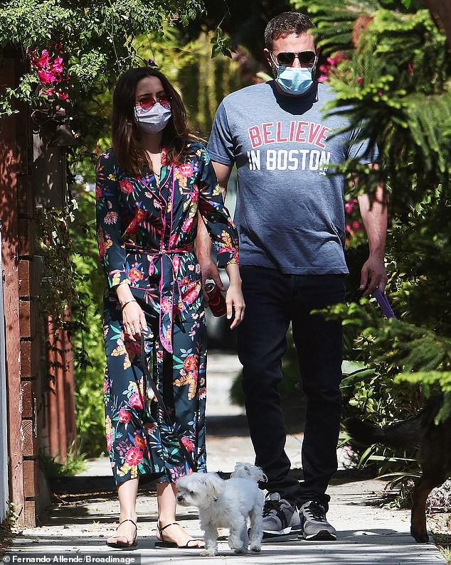 tai tu ben affleck treo tuong vao nha sau khi di dao cung tinh tre hinh 3