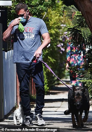 tai tu ben affleck treo tuong vao nha sau khi di dao cung tinh tre hinh 4
