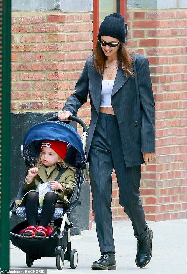 "chan dai" irina shayk mac croptop sanh dieu dua con gai di choi hinh 2