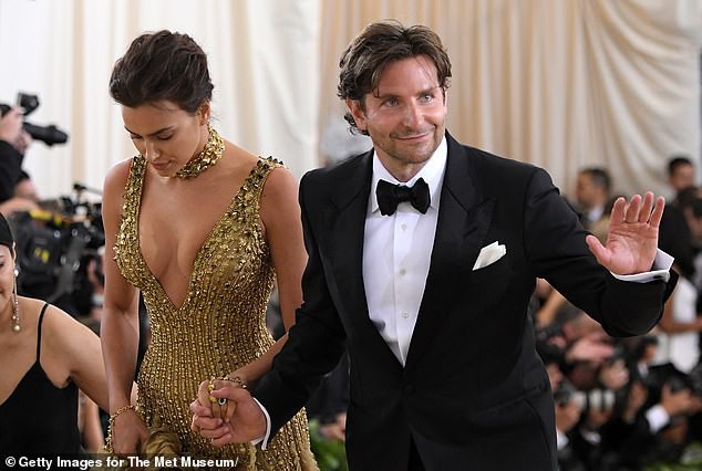 "chan dai" irina shayk mac croptop sanh dieu dua con gai di choi hinh 8