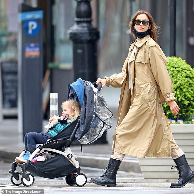 "chan dai" irina shayk mac croptop sanh dieu dua con gai di choi hinh 5