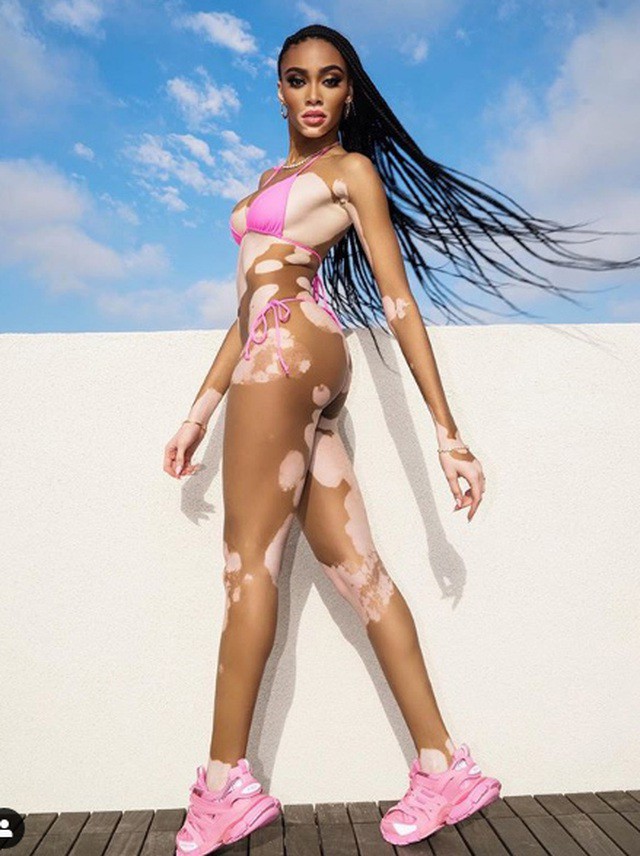 sieu mau bach bien winnie harlow mac bikini, tha dang tren mai nha hinh 2