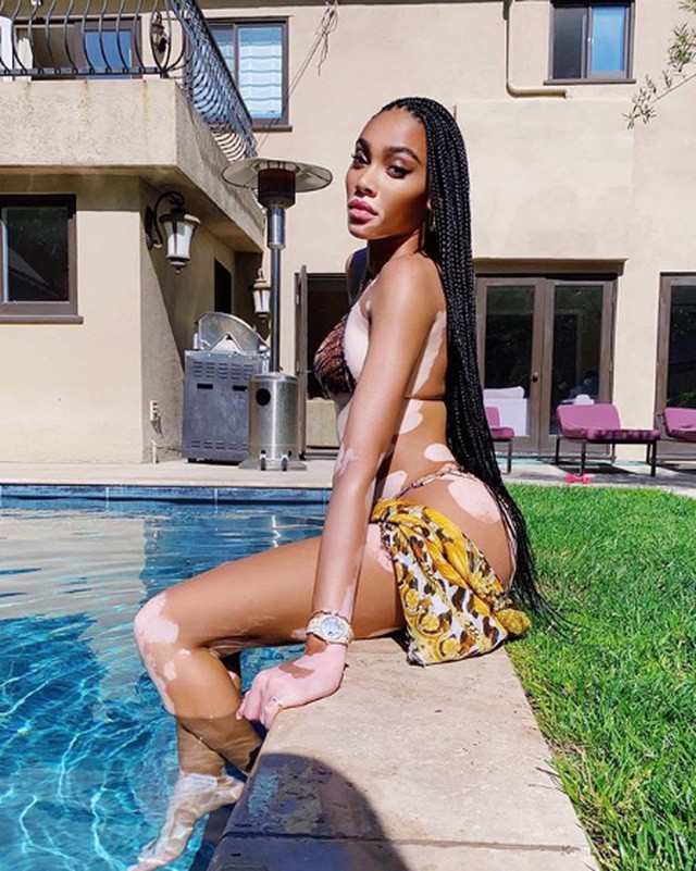 sieu mau bach bien winnie harlow mac bikini, tha dang tren mai nha hinh 7