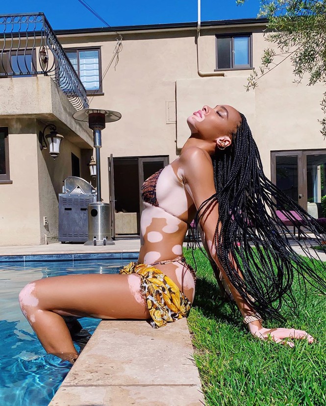 sieu mau bach bien winnie harlow mac bikini, tha dang tren mai nha hinh 8