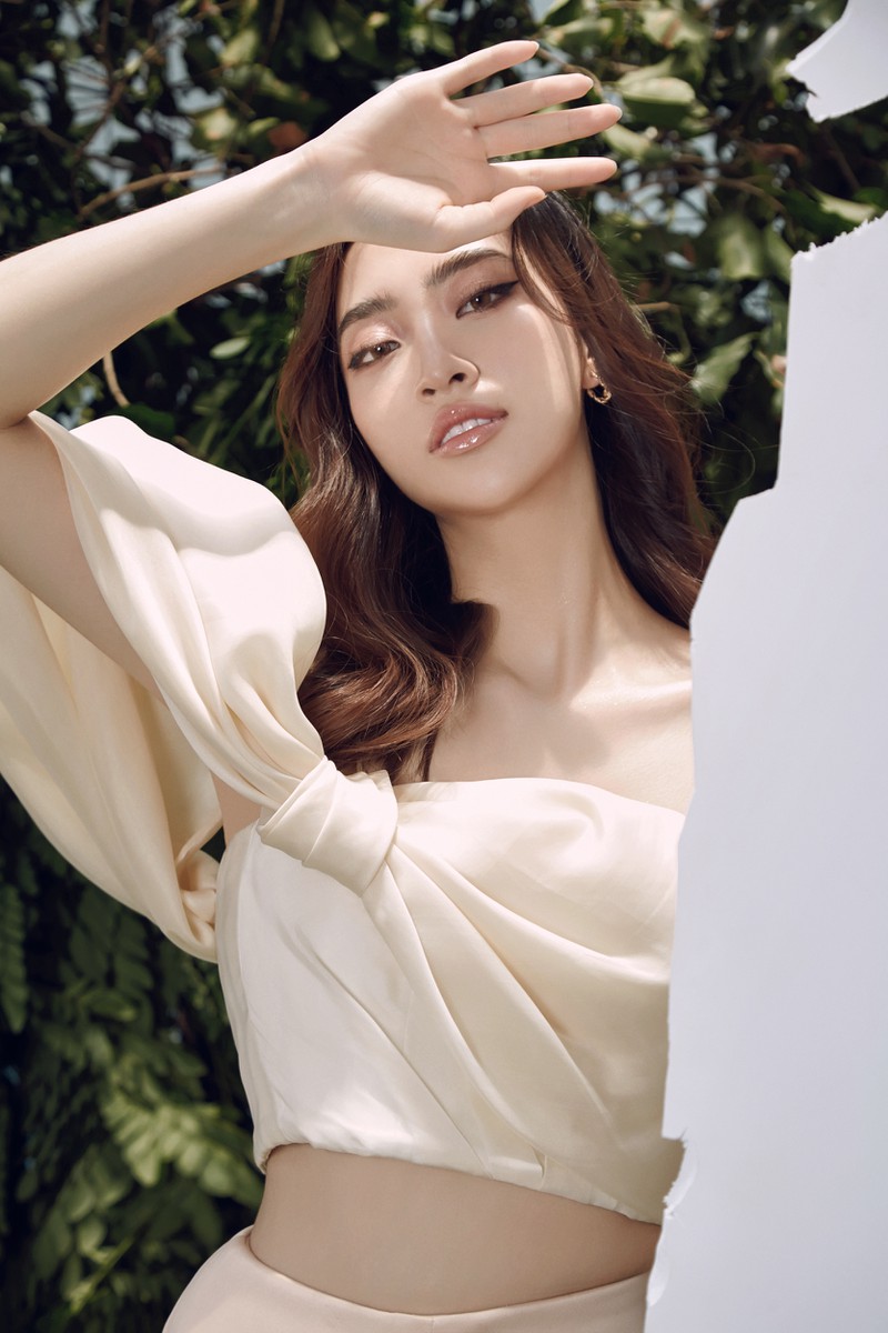 hoa hau luong thuy linh dep hut mat voi phong cach trang nha hinh 7