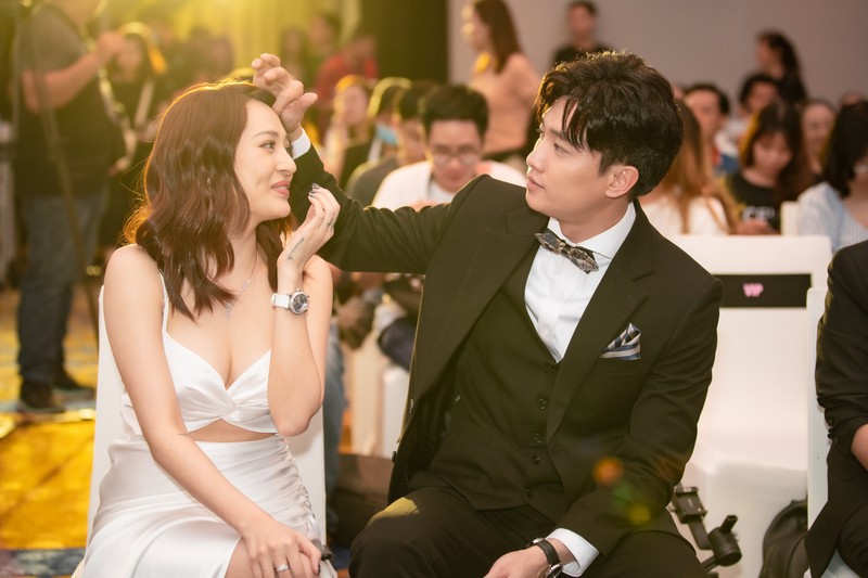 chuyen showbiz: vo chong nha phuong dien do ngu doi in hinh cuoi dang yeu hinh 4