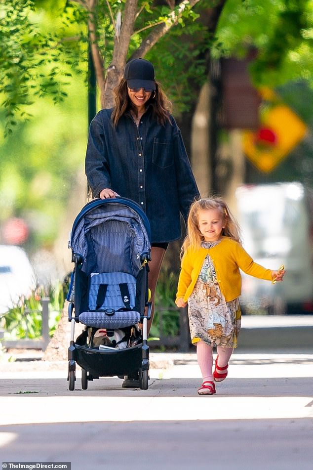 irina shayk dien mot giau quan, rang ro dua con gai ra pho dao choi hinh 1