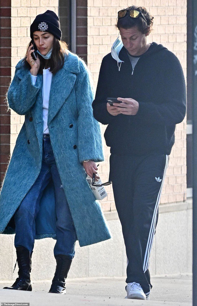 irina shayk dien mot giau quan, rang ro dua con gai ra pho dao choi hinh 6