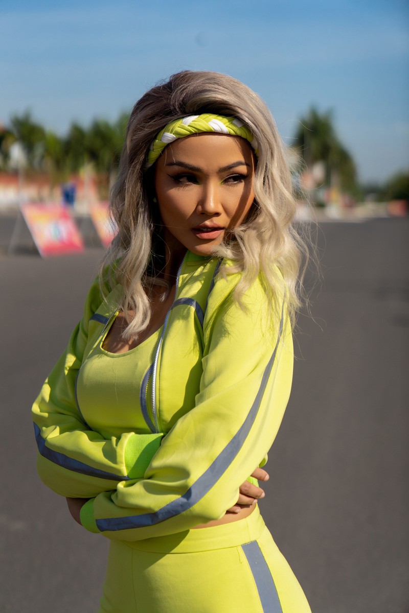chuyen showbiz: khanh thi gap "ac mong" voi nhung hinh anh ghe tom nhat hinh 2