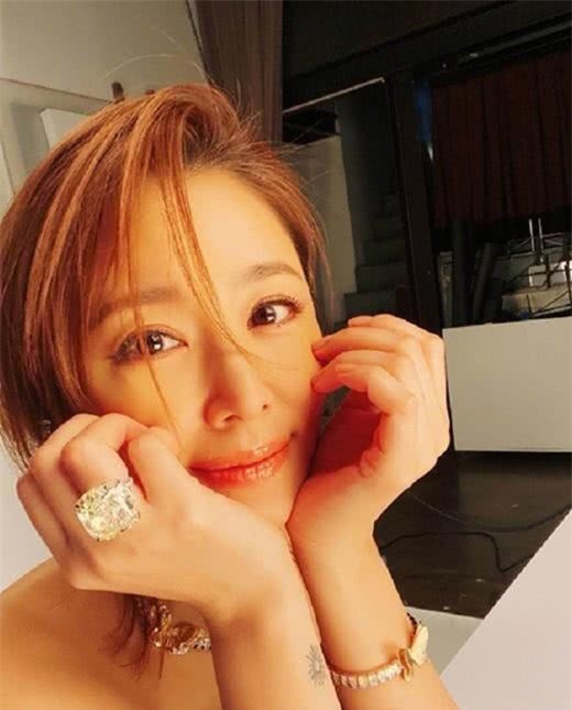 chuyen showbiz: khanh thi gap "ac mong" voi nhung hinh anh ghe tom nhat hinh 7