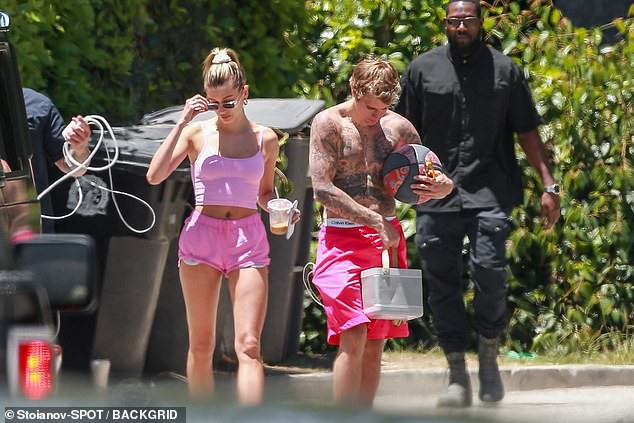 justin bieber coi ao khoe body, cung ba xa choi bong ro o my hinh 1