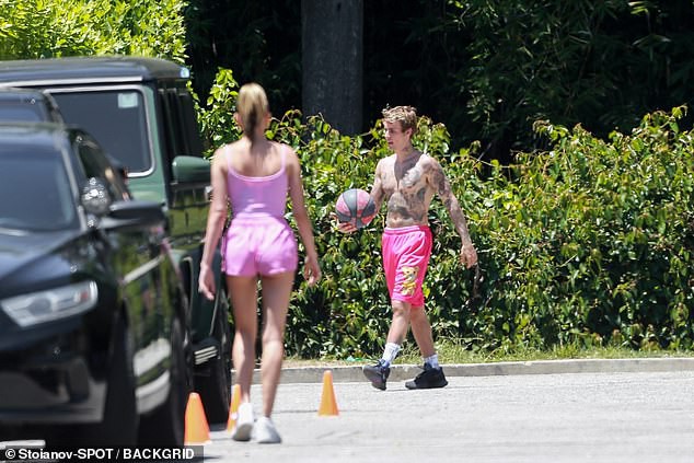 justin bieber coi ao khoe body, cung ba xa choi bong ro o my hinh 3