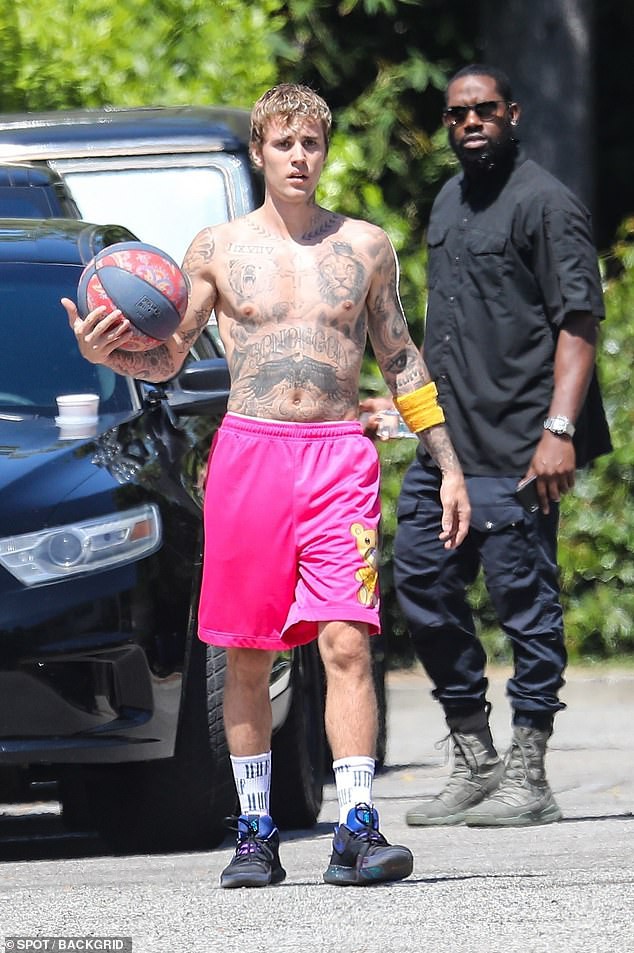 justin bieber coi ao khoe body, cung ba xa choi bong ro o my hinh 6