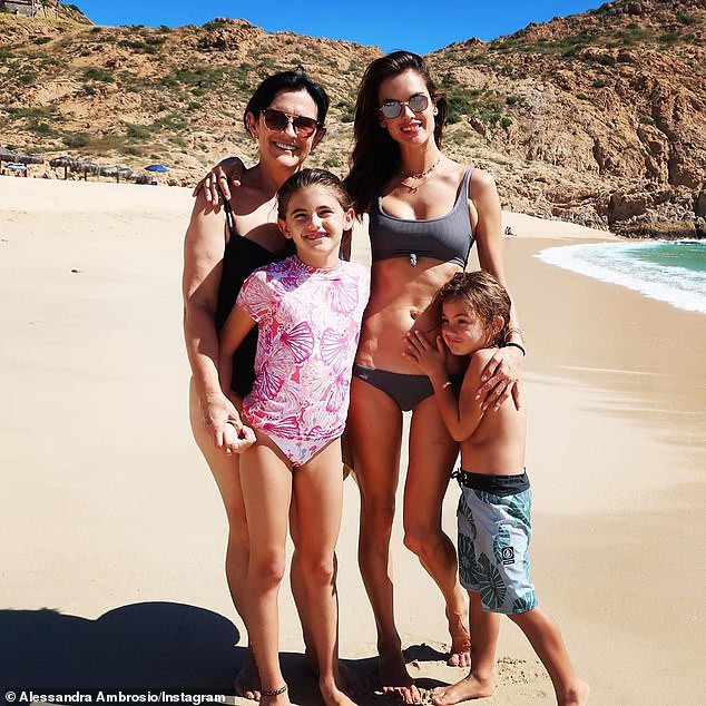 alessandra ambrosio dien ao tam, tha dang cuon hut tren bai bien hinh 4