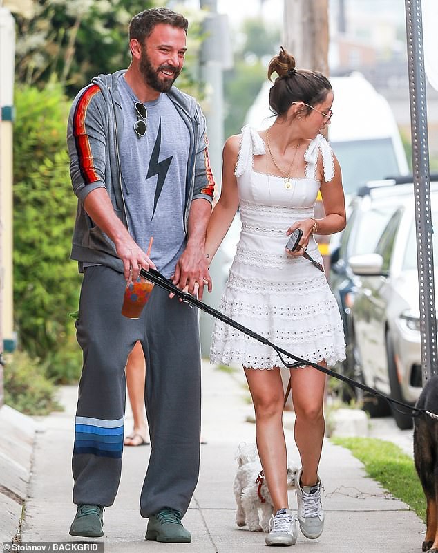 tai tu ben affleck ngot ngao nam tay ban gai xinh dep di dao o california hinh 1