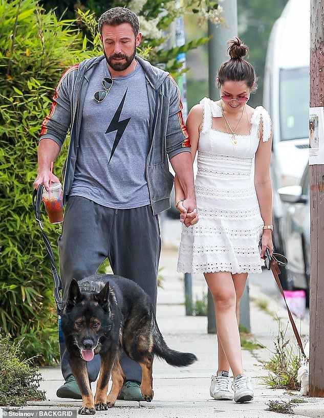 tai tu ben affleck ngot ngao nam tay ban gai xinh dep di dao o california hinh 2