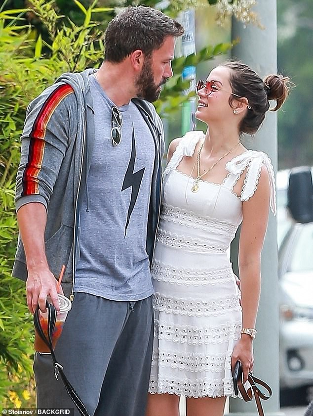 tai tu ben affleck ngot ngao nam tay ban gai xinh dep di dao o california hinh 3