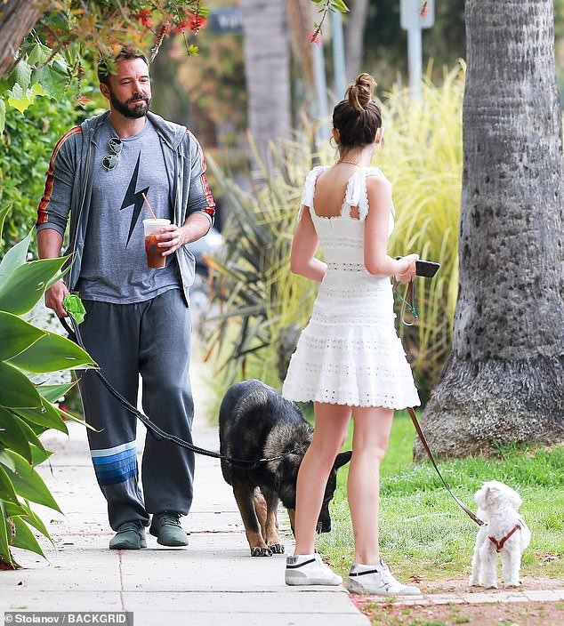 tai tu ben affleck ngot ngao nam tay ban gai xinh dep di dao o california hinh 4