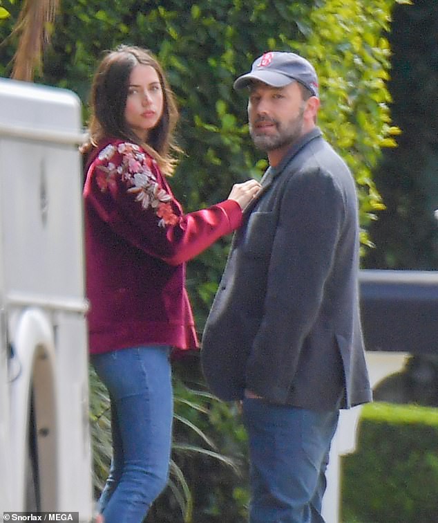 tai tu ben affleck ngot ngao nam tay ban gai xinh dep di dao o california hinh 5