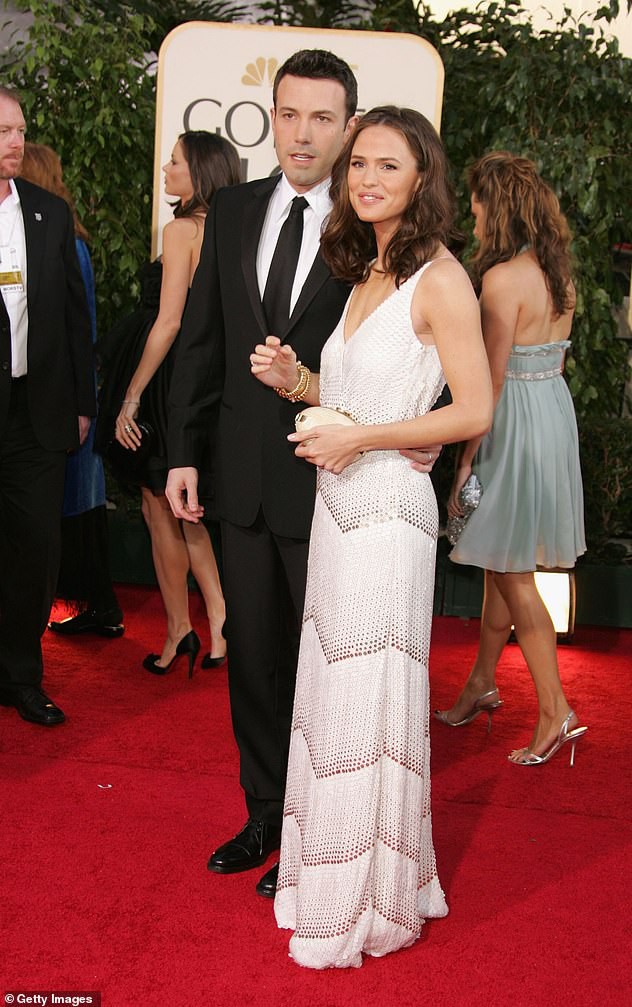 tai tu ben affleck ngot ngao nam tay ban gai xinh dep di dao o california hinh 7
