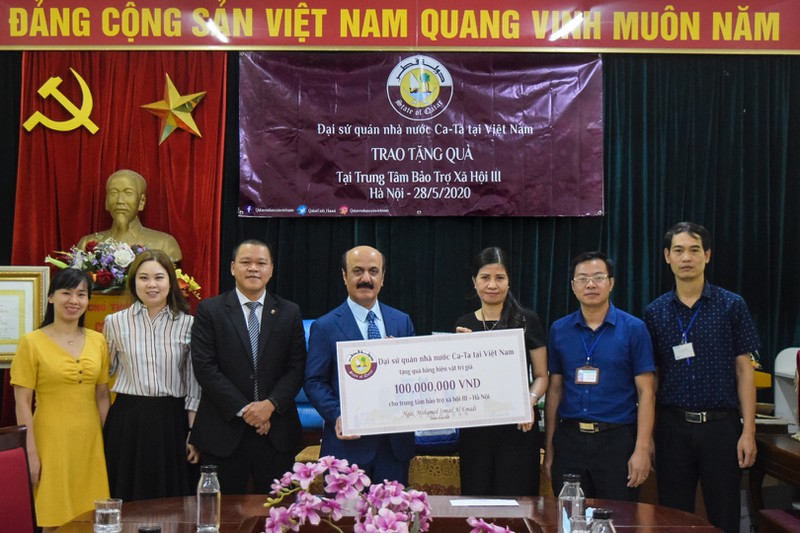 dai su qatar tang qua cho trung tam bao tro xa hoi 3 hinh 1