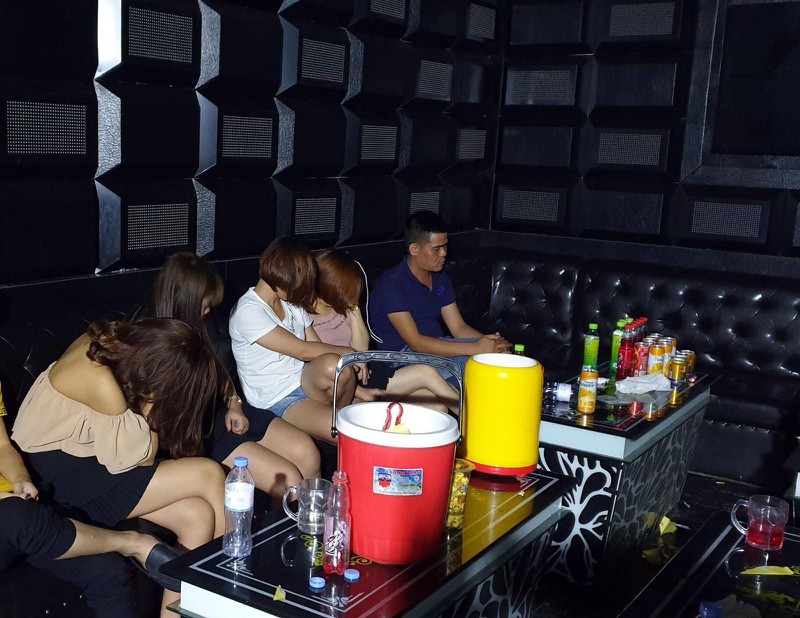 nhom thanh nien thue phong karaoke de su dung ma tuy hinh 1