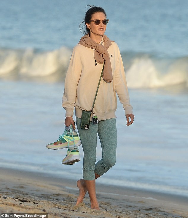 alessandra ambrosio di chan tran dao bo doc bo bien luc hoang hon hinh 1