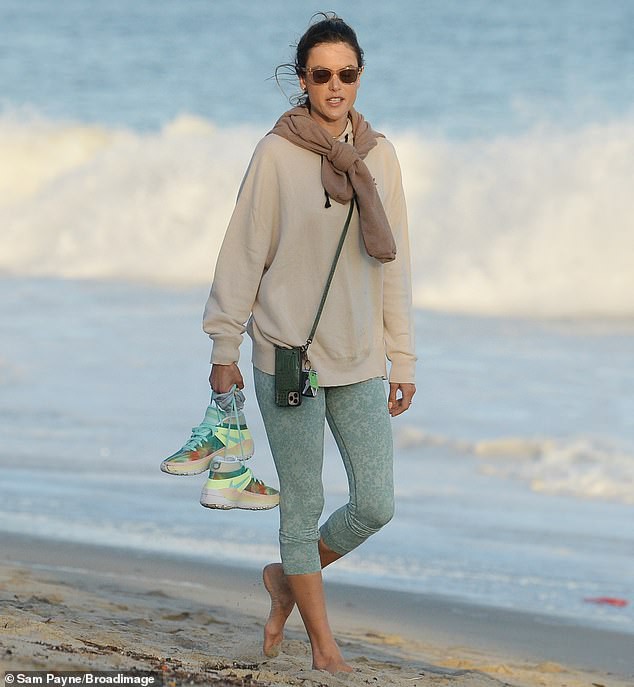 alessandra ambrosio di chan tran dao bo doc bo bien luc hoang hon hinh 2