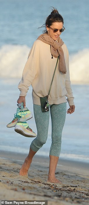 alessandra ambrosio di chan tran dao bo doc bo bien luc hoang hon hinh 3