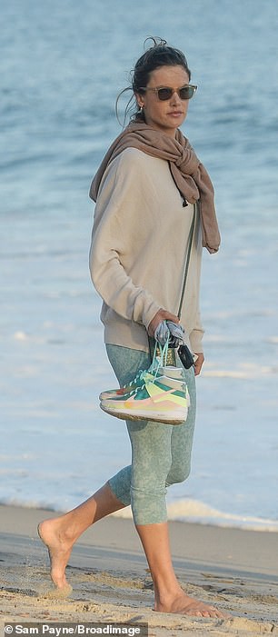 alessandra ambrosio di chan tran dao bo doc bo bien luc hoang hon hinh 4