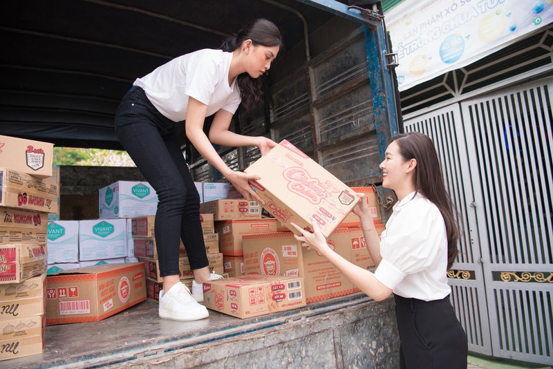 tieu vy, luong thuy linh tang qua cho cac co nhi nhan ngay 1/6 hinh 1