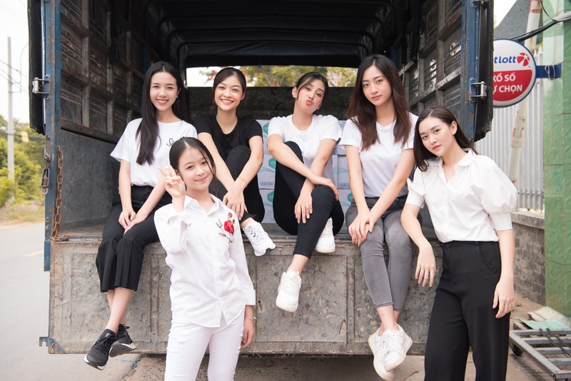 tieu vy, luong thuy linh tang qua cho cac co nhi nhan ngay 1/6 hinh 2
