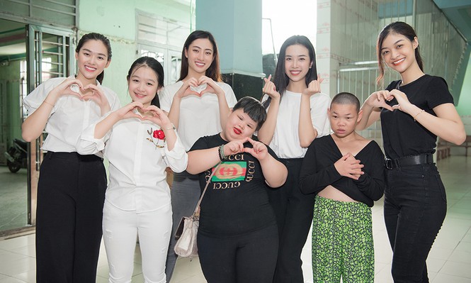 tieu vy, luong thuy linh tang qua cho cac co nhi nhan ngay 1/6 hinh 13