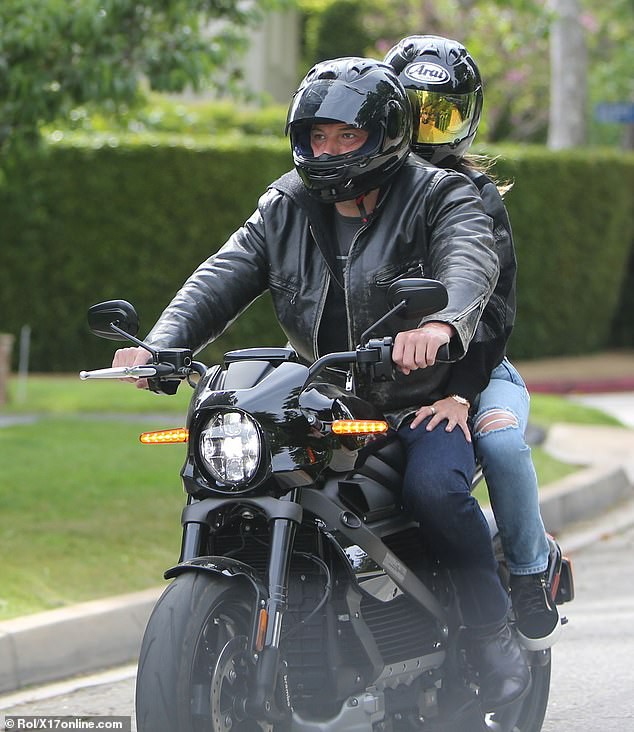 ben affleck lai mo to cho ban gai xinh dep di dao pho  hinh 1