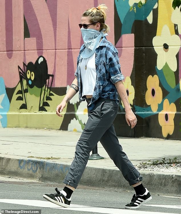 kristen stewart deo khau trang kin mit ra pho cung ban gai dong gioi hinh 1