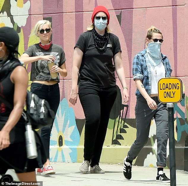 kristen stewart deo khau trang kin mit ra pho cung ban gai dong gioi hinh 2