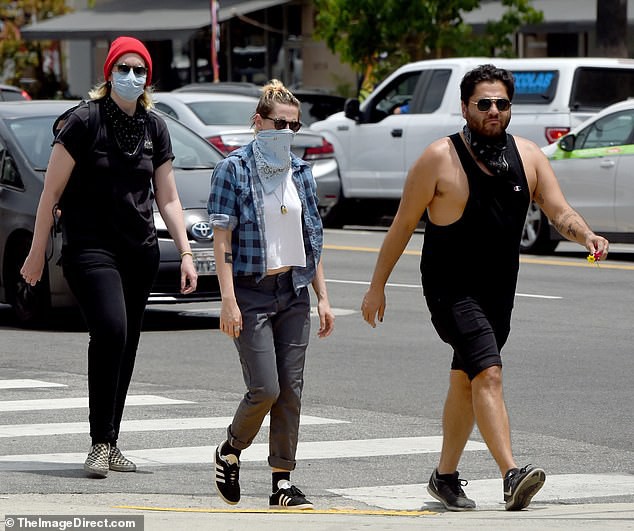 kristen stewart deo khau trang kin mit ra pho cung ban gai dong gioi hinh 3