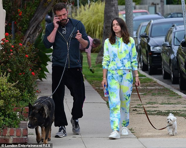 ben affleck lai mo to cho ban gai xinh dep di dao pho  hinh 5