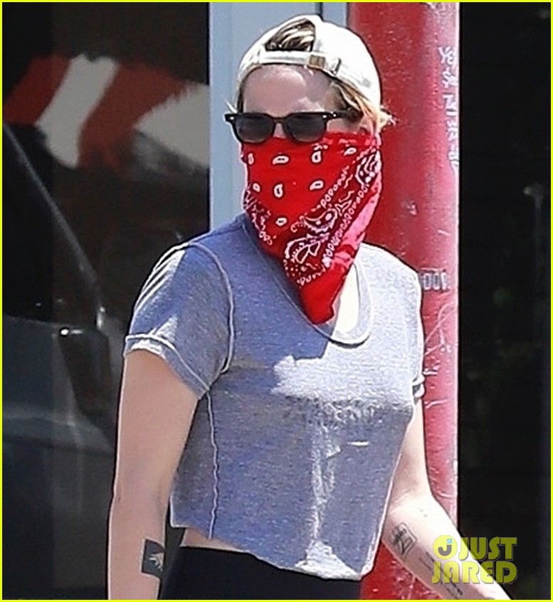 kristen stewart deo khau trang kin mit ra pho cung ban gai dong gioi hinh 5