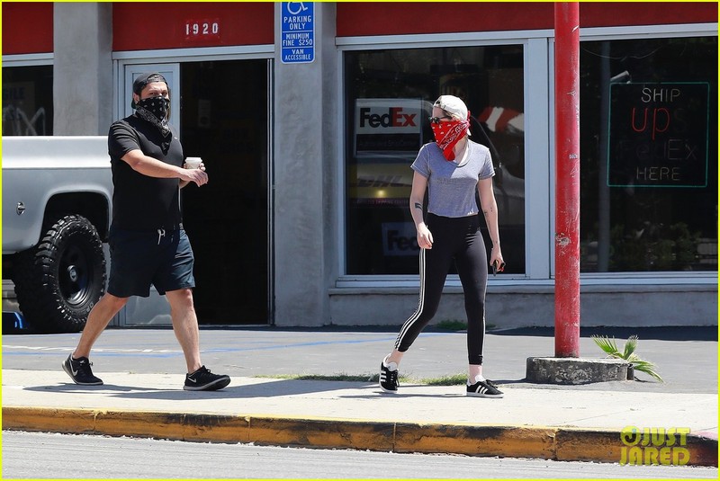kristen stewart deo khau trang kin mit ra pho cung ban gai dong gioi hinh 6
