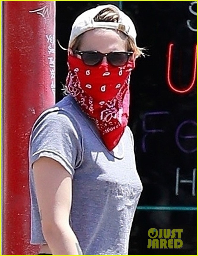 kristen stewart deo khau trang kin mit ra pho cung ban gai dong gioi hinh 7