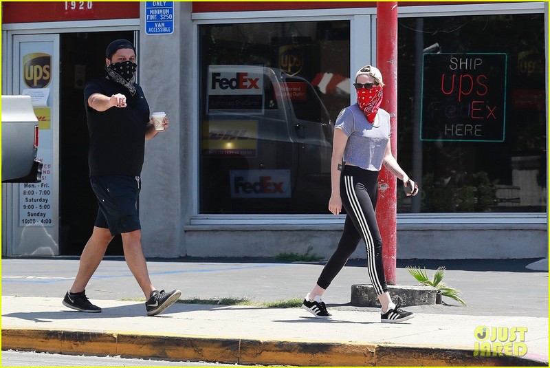 kristen stewart deo khau trang kin mit ra pho cung ban gai dong gioi hinh 8