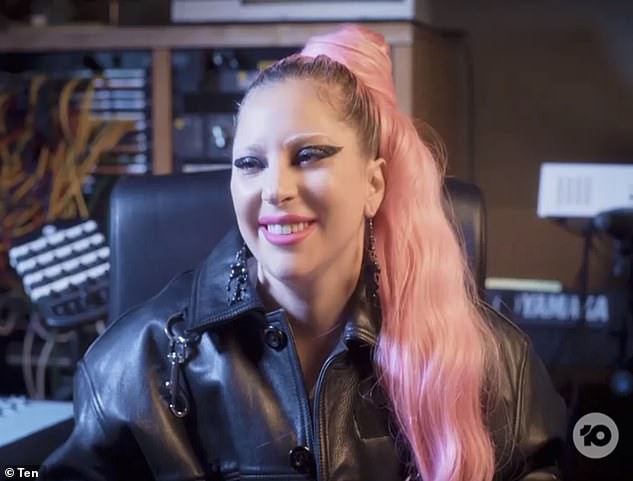 lady gaga mac do "kiem vai" ra pho uong cafe cung ban trai doanh nhan hinh 7
