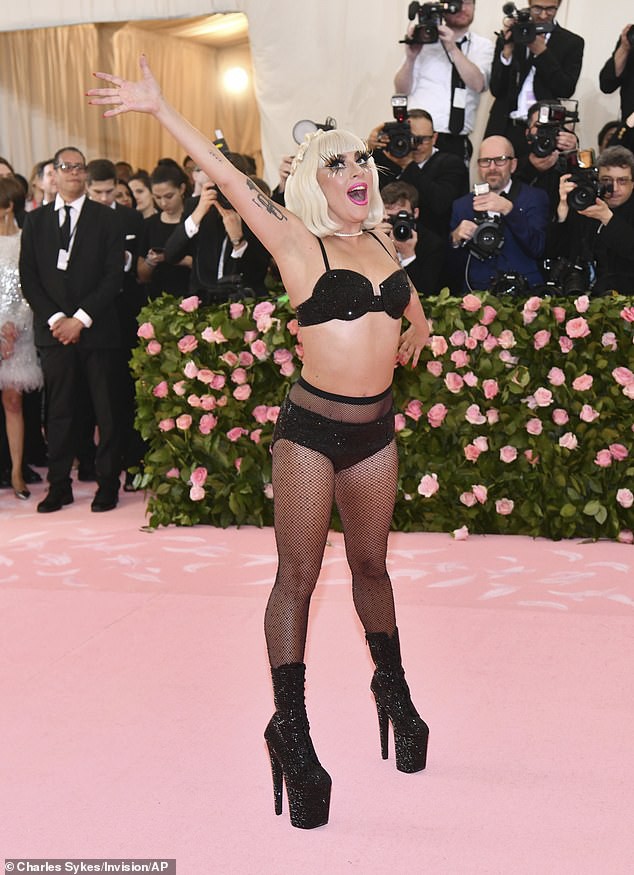 lady gaga mac do "kiem vai" ra pho uong cafe cung ban trai doanh nhan hinh 8