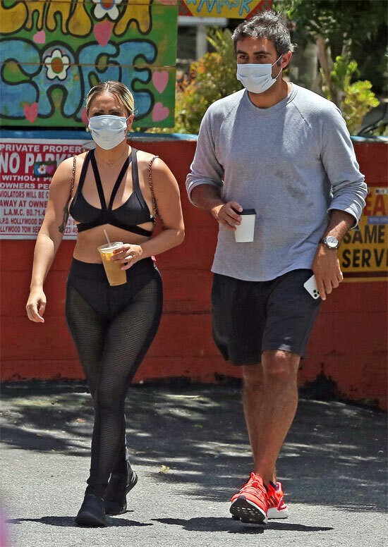 lady gaga mac do "kiem vai" ra pho uong cafe cung ban trai doanh nhan hinh 4
