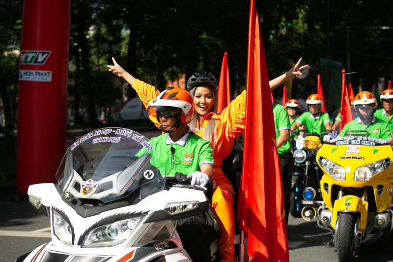 h'hen nie dien trang phuc the thao vai du bat chap thoi tiet nong buc hinh 9