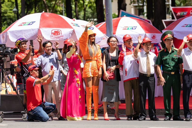h'hen nie dien trang phuc the thao vai du bat chap thoi tiet nong buc hinh 7