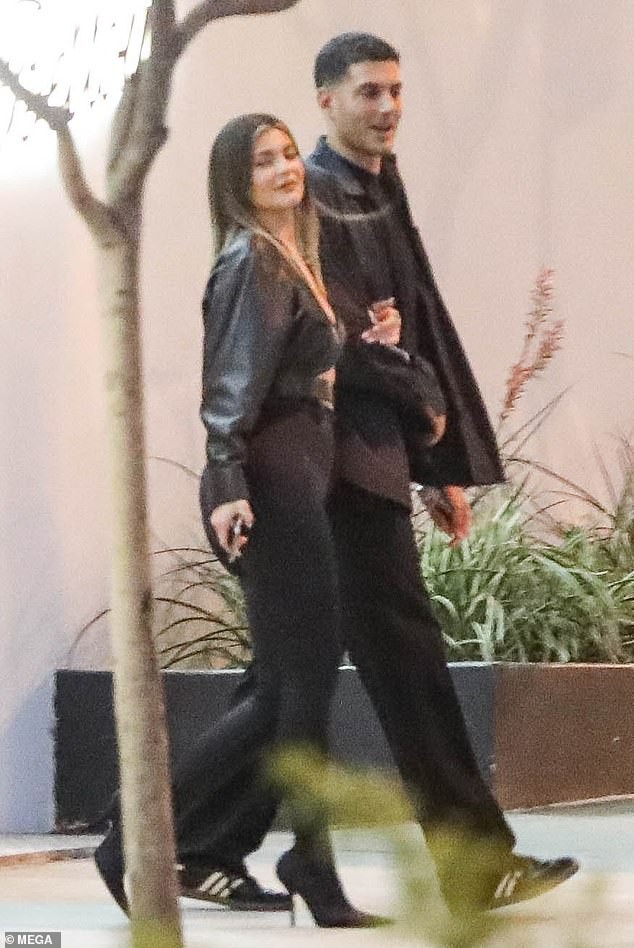 kylie jenner khoac tay "trai la" di tiec tung luc nua dem hinh 1